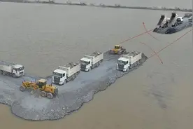 近距离带你观看填海造陆：渣土车倒入深海，创造壮丽奇迹！