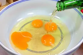 真是没想到，把啤酒倒进鸡蛋里，出锅瞬间变美食，简直太香了