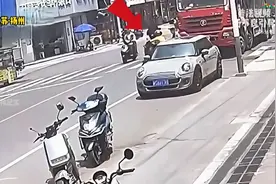 街拍惊险一刻：小车与摩托车狭路相逢！视频封面