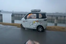 下雨了，来老头乐房车看雨景！视频封面