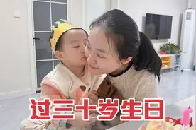 媳妇过30岁生日，老公偷偷准备黄金项链当惊喜，这个生日超级幸福视频封面