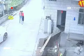 两个女孩找同学玩，走到门口突然就惊慌失措地逃跑…