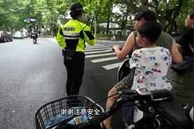 今天杭州美女交警逮住一家三口来西湖旅游租个电动车都不戴头盔…视频封面
