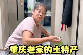 坐飞机来京的重庆土特产，妈妈迫不及待拆箱，一脸自豪：全是宝贝