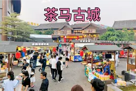 云南普洱市茶马古城，晚上夜市热闹全是当地美食，花12吃铁板豆腐