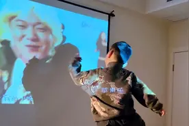火爆全网的舞蹈小苹果  六岁小朋友周末在家自编自演视频封面