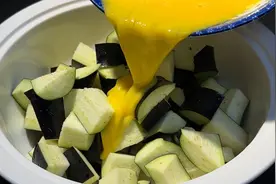 茄子切成丁淋入鸡蛋液视频封面