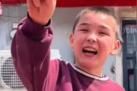 当花臂大哥遇到残疾小弟，他的童年再也不是灰色了！视频封面