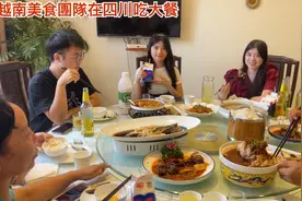 越南人，去中国四川兄弟家做客，他父母就请我们去酒店吃大餐