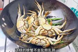 55买一斤大闸蟹，做一道家常版油焖大闸蟹，简单好吃原汁原味