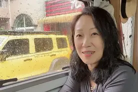 一个人旅行为啥会选择拖挂房车，即不好开又不好停，知道为什么吗视频封面