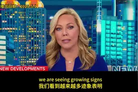 新闻播报现场：金发女主播，都市夜景背景，突发新闻报道
