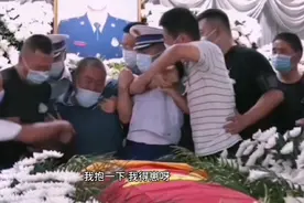 送别烈火英雄万惠文，父母哭的撕心裂肺只想“抱一下”