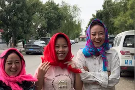 外国媳妇来甘肃省看到人家头上戴了块布，她也想戴上感受一下！