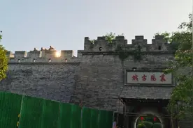 古城襄阳一逛。在北门也在找登古城墙路径的河南小伙后来走哪去了视频封面