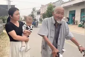 103岁老祖宗自己推着轮椅去学校接孙子的孙子放学，结果去早了视频封面