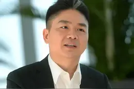 同样都是衣锦还乡，刘强东曹德旺有何区别。视频封面