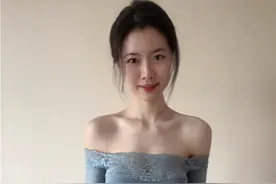 她被众网友誉为先天人妻生体，有着170身高的性感女神   思安伞视频封面