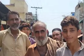 我国姑娘去巴基斯坦游玩，街边买水视频封面