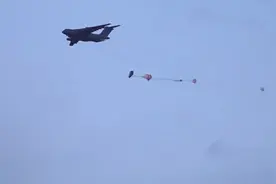 谨以此片献给人民空军成立75周年 来源：新华社视频封面