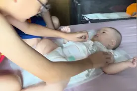 两哥哥第一次给妹妹换尿片，堪称恐怖视频封面