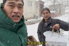 冒着大雪给娘家妈送羽绒服，婆婆亲妈都是一样对待，一碗水要端平视频封面
