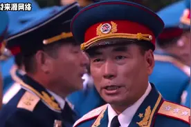 1955年全军授衔，一开国少将撕掉肩章，当众说再也不穿军装了视频封面