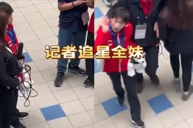 人气爆棚！外国记者争先合影全红婵，全妹乖巧与粉丝互动，太逗了