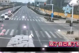 “路口惊险一幕，满载水泥大货车闯红灯与骑摩托车相撞，太残了视频封面