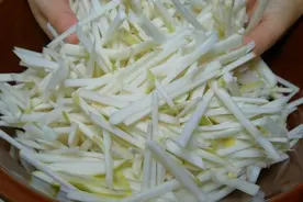 教你在家腌芥菜丝的方法，不加油不加水，脆爽下饭，放一年不会坏