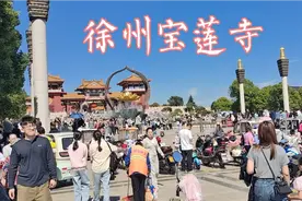 参拜徐州宝莲寺，建筑壮观宏大，香火鼎盛，香客如流。天佑中华！