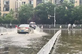 2024.7.13下午17:58左右，安庆弘阳广场周边水漫封路实拍，危险⚠️视频封面