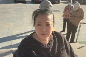 老妈去拆线了，疼的老妈一直大声喊，真的是太痛苦了，心疼老妈视频封面