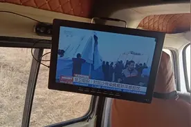 五菱之光露营车加装地面波电视机大彩电。出去玩也能看电视了。