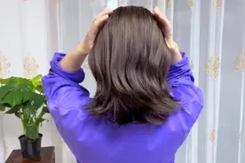 40多短发阿姨穿卫衣这样扎丸子头，慵懒随意减龄，瞬间变年轻👧