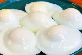 水煮荷包蛋不要直接下锅煮，教你一招，一锅10个都不散，真厉害