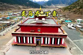 探访青藏高原上的查杰玛大殿，感受藏传佛教的庄严与神秘。
