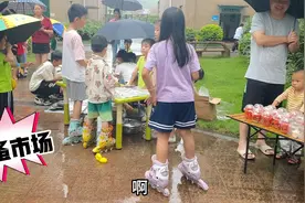 学校组织儿童节跳蚤市场义卖活动，孩子第一体验摆摊家长们很卖力视频封面