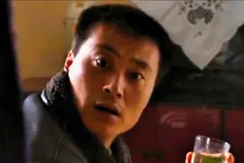 父亲给女儿开家长会，因接电话惹校长暴怒，没想到父亲竟来头不小视频封面