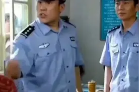 警察在查验民众身份证时，必须出示执法证件，又学到法律知识。