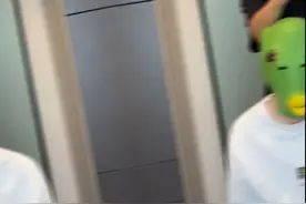 搞笑短视频:来一场紧张而又刺激的剪刀石头布