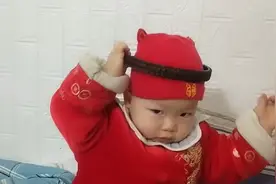 一岁宝宝听到DJ劲爆歌曲摇起来