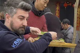 平凡日常有着别样的色彩。一餐一饭，一衣一履，映照着生活的光泽视频封面