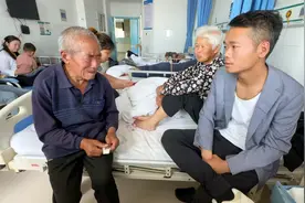 大爷非要去医院看望老妈，一到医院大哭起来，大家弄的不知所措！视频封面