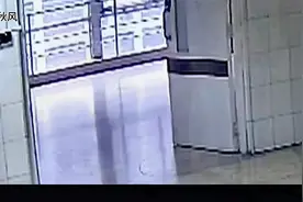 究竟为何？外卖小哥到医院送完歺要离开时，竞被医生直接拦下，，