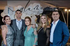 C罗和母亲、哥哥、两个姐姐合影！霸道总裁成了这个家族里的骄傲