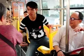 大妈在公交车上被小伙怒扇十几耳光，全车人拍手叫好：自作自受