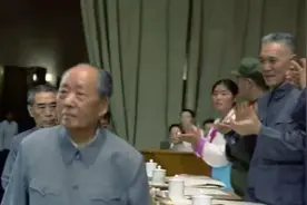 毛主席提出“枪杆子里出政权”，专家居然认为是错误的？你觉得呢