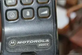 手里拿着“大哥大”，腰里别着BP机，那是当年土豪们的标配。视频封面