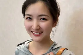 女朋友第一次来我家玩，她害羞的样子好可爱啊视频封面